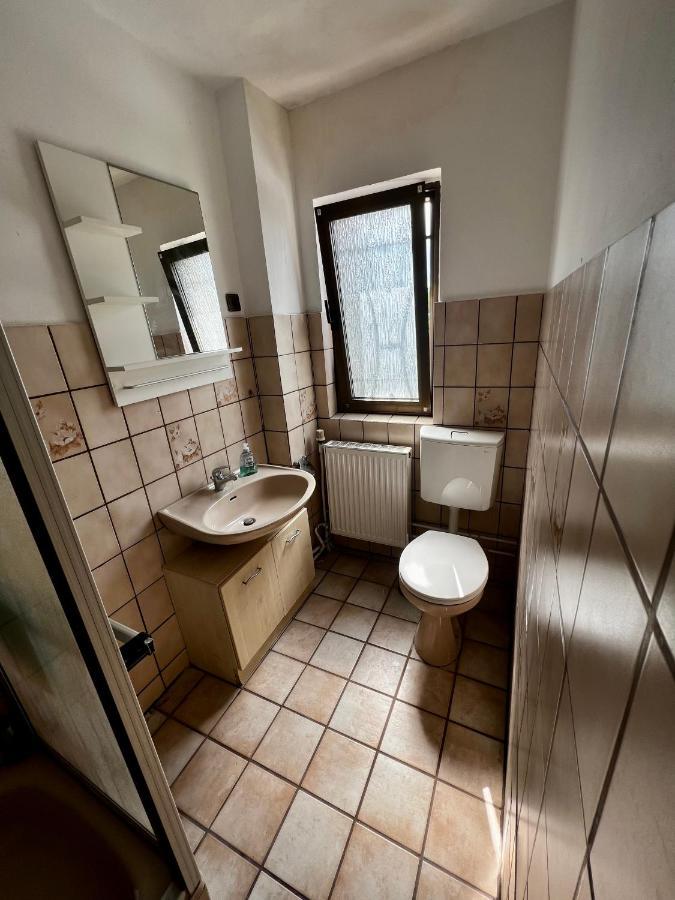 Praktisches Zimmer Im Grossen Haus Mit Garten Dusseldorf Exterior photo