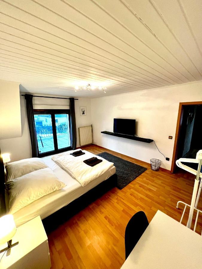Praktisches Zimmer Im Grossen Haus Mit Garten Dusseldorf Exterior photo