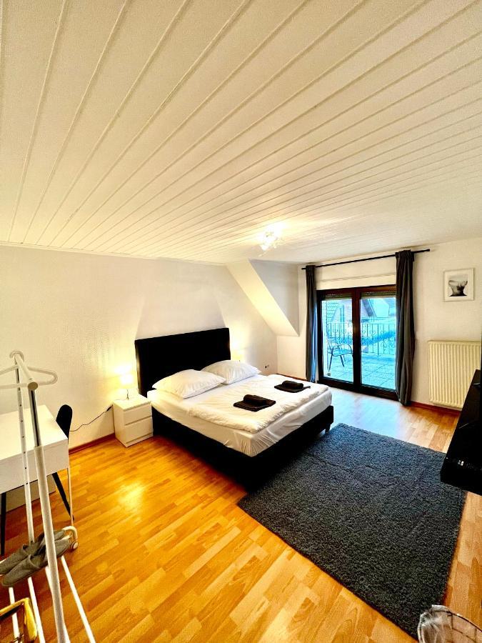 Praktisches Zimmer Im Grossen Haus Mit Garten Dusseldorf Exterior photo