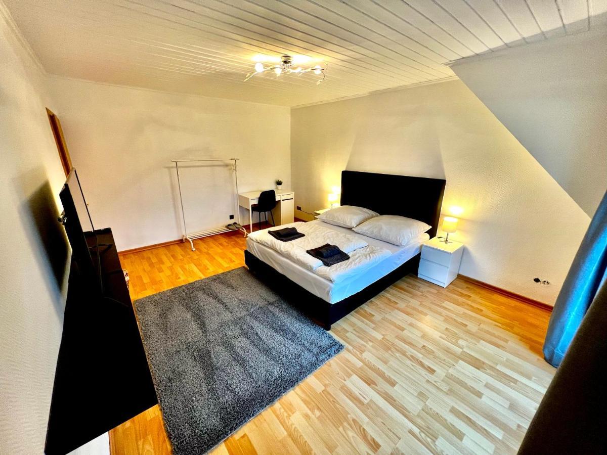 Praktisches Zimmer Im Grossen Haus Mit Garten Dusseldorf Exterior photo